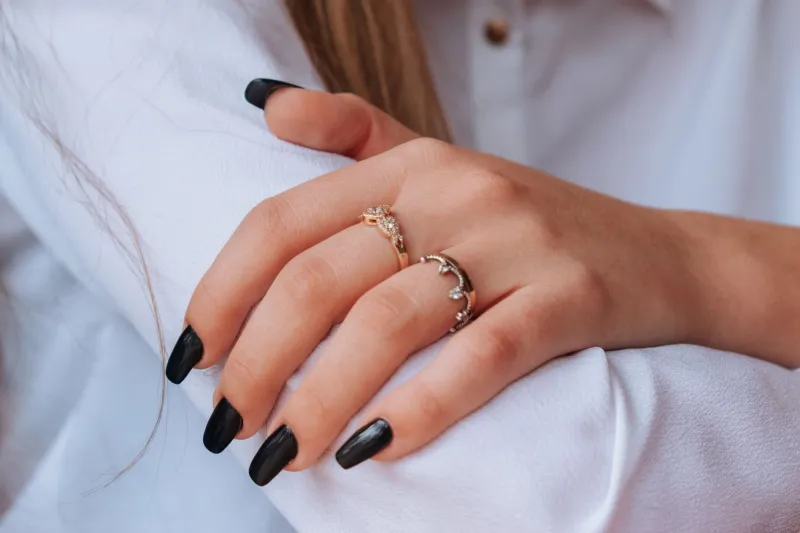 Cuando las uñas se convierten en joyero: la nueva frontera del nail art con metales nobles y piedras genuinas