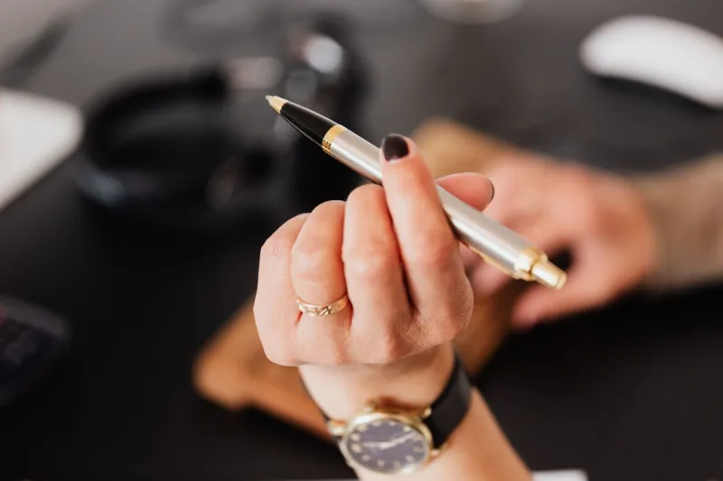 El arte de la presencia: cómo una manicura impecable se convierte en ventaja estratégica en la sala de juntas