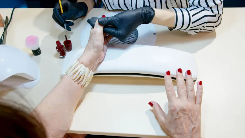 Manos que hablan: el diseño de uñas como sello de identidad en la mujer de poder española